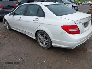 2013 Mercedes-Benz C 300 Sport с VIN WDDGF8AB3DA820171, выставлен на аукционе IAAI как лот 42329459 с пробегом 157 627 миль миль и . История ставок и продаж доступна на DreamBid. Изображение 3.