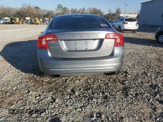 2017 Volvo S60 Inscription z VIN LYV402HKXHB153423, wystawiony jako Copart lot #82981224 z przebiegiem Nie podano mil oraz Szkoda całkowita • Salvage title. Historia ofert i sprzedaży dostępna na DreamBid. Obrazek 6.