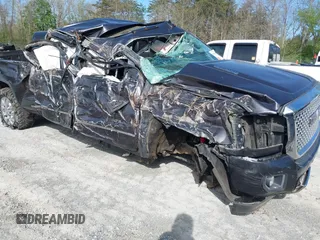 2016 GMC Sierra 2500HD Denali z VIN 1GT12UE84GF152116, wystawiony jako IAAI lot #42103089 z przebiegiem Nie podano mil oraz . Historia ofert i sprzedaży dostępna na DreamBid. Obrazek 1.