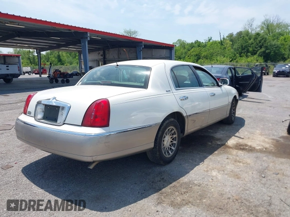 2002 Lincoln Town Car Signature z VIN 1LNHM82W72Y612350, wystawiony jako IAAI lot #42038177 z przebiegiem Nie podano mil oraz . Historia ofert i sprzedaży dostępna na DreamBid. Obrazek 4.