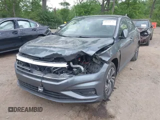 2021 Volkswagen Jetta SEL Premium z VIN 3VWG57BU8MM017203, wystawiony jako IAAI lot #42263741 z przebiegiem 26 556 mil mil oraz . Historia ofert i sprzedaży dostępna na DreamBid. Obrazek 17.