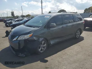 2014 Toyota Sienna LE AAS z VIN 5TDKK3DC5ES501429, wystawiony jako Copart lot #50695325 z przebiegiem 77 125 mil mil oraz Szkody całkowita. Historia ofert i sprzedaży dostępna na DreamBid. Obrazek 1.