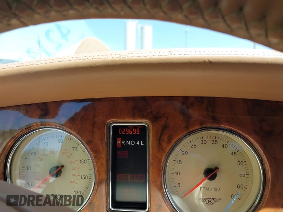 1999 Bentley Arnage z VIN SCBLB51E1XCX01401, wystawiony jako IAAI lot #42133144 z przebiegiem 29 699 mil mil oraz . Historia ofert i sprzedaży dostępna na DreamBid. Obrazek 7.