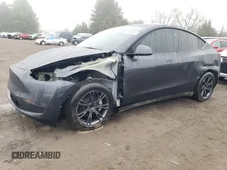 2025 Tesla Model Y Long Range z VIN 7SAYGDED9SF269767, wystawiony jako Copart lot #51588985 z przebiegiem 1 943 mil mil oraz Szkoda całkowita • Salvage title. Historia ofert i sprzedaży dostępna na DreamBid. Obrazek 1.