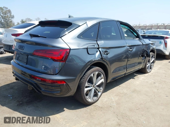 2024 Audi Q5 Sportback S line Premium Plus z VIN WA15AAFY3R2138424, wystawiony jako IAAI lot #42184784 z przebiegiem 4 635 mil mil oraz . Historia ofert i sprzedaży dostępna na DreamBid. Obrazek 4.