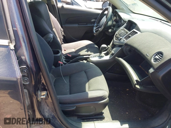 2014 Chevrolet Cruze 1LT z VIN 1G1PC5SB1E7424084, wystawiony jako IAAI lot #42414396 z przebiegiem 142 488 mil mil oraz . Historia ofert i sprzedaży dostępna na DreamBid. Obrazek 5.