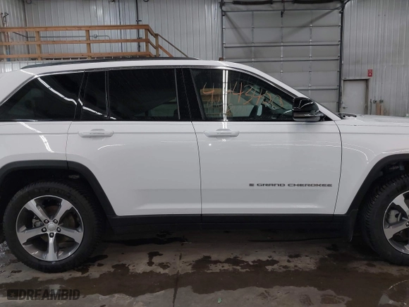 2023 Jeep Grand Cherokee Limited with VIN 1C4RJHBG1PC533335, listed as a IAAI auction lot 41443400 with 21,807 mi miles. Bid and sale history available at carsss.com. Image 13.