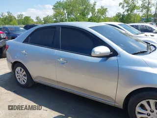 2010 Kia Forte EX z VIN KNAFU4A2XA5838916, wystawiony jako IAAI lot #42380123 z przebiegiem 153 033 mil mil oraz . Historia ofert i sprzedaży dostępna na DreamBid. Obrazek 13.