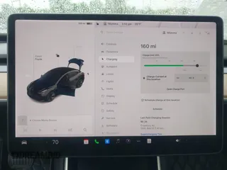 2018 Tesla Model 3 Long Range Battery z VIN 5YJ3E1EB7JF070600, wystawiony jako IAAI lot #42324240 z przebiegiem 68 804 mil mil oraz . Historia ofert i sprzedaży dostępna na DreamBid. Obrazek 17.