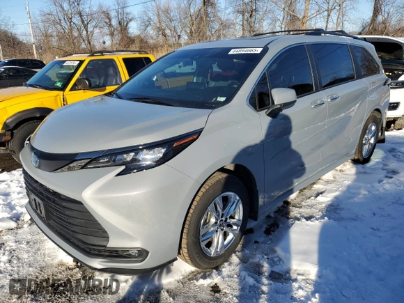 2022 Toyota Sienna XLE Woodland Edition with VIN 5TDASKFC5NS047766, listed as a Copart auction lot 44894665 with 58,862 mi miles and Salvage Title. Bid and sale history available at carsss.com. Image 1.