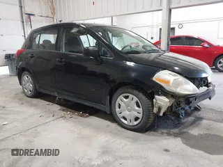 2010 Nissan Versa SL z VIN 3N1BC1CP3AL374639, wystawiony jako IAAI lot #42789013 z przebiegiem 146 627 mil mil oraz . Historia ofert i sprzedaży dostępna na DreamBid. Obrazek 1.