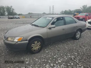 2001 Toyota Camry CE z VIN 4T1BG22K91U018775, wystawiony jako Copart lot #57829935 z przebiegiem 215 004 mil mil oraz Szkoda całkowita • Salvage title. Historia ofert i sprzedaży dostępna na DreamBid. Obrazek 1.