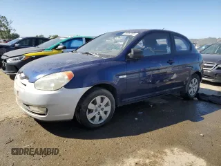 2008 Hyundai Accent GS z VIN KMHCM36C58U071537, wystawiony jako Copart lot #56951895 z przebiegiem Nie podano mil oraz Czysty tytuł • Clean title. Historia ofert i sprzedaży dostępna na DreamBid. Obrazek 1.