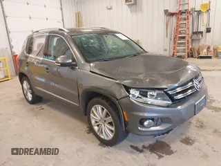 2012 Volkswagen Tiguan SE z VIN WVGBV7AX6CW093750, wystawiony jako IAAI lot #42329775 z przebiegiem 117 509 mil mil oraz . Historia ofert i sprzedaży dostępna na DreamBid. Obrazek 1.