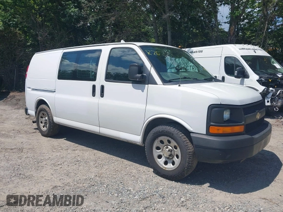 2014 Chevrolet Express Cargo z VIN 1GCSGAFX1E1168424, wystawiony jako IAAI lot #42610312 z przebiegiem 245 507 mil mil oraz . Historia ofert i sprzedaży dostępna na DreamBid. Obrazek 1.