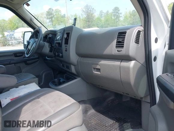2018 Nissan NV Cargo S z VIN 1N6BF0KM7JN808869, wystawiony jako IAAI lot #42091339 z przebiegiem 242 385 mil mil oraz . Historia ofert i sprzedaży dostępna na DreamBid. Obrazek 5.