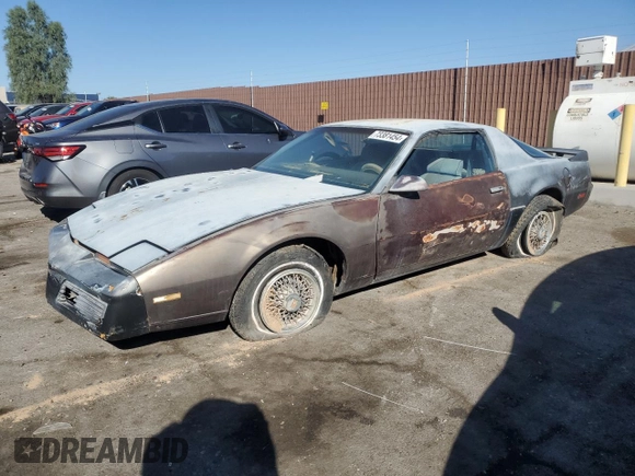 1983 Pontiac Firebird z VIN 1G2AS87H4DL227631, wystawiony jako Copart lot #73381454 z przebiegiem 92 009 mil mil oraz Czysty tytuł • Clean title. Historia ofert i sprzedaży dostępna na DreamBid. Obrazek 1.