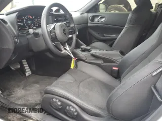 2023 Nissan Z Performance z VIN JN1BZ4BH3PM310951, wystawiony jako Copart lot #79760904 z przebiegiem 9 210 mil mil oraz Nie do naprawy • Non repairable. Historia ofert i sprzedaży dostępna na DreamBid. Obrazek 7.