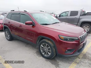 2019 Jeep Cherokee Latitude Plus z VIN 1C4PJLLB0KD486380, wystawiony jako IAAI lot #42206108 z przebiegiem 116 322 mil mil oraz . Historia ofert i sprzedaży dostępna na DreamBid. Obrazek 1.