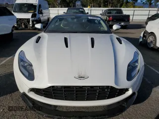 2017 Aston Martin DB11 z VIN SCFRMFAV8HGL03041, wystawiony jako Copart lot #41682005 z przebiegiem Nie podano mil oraz Szkoda całkowita • Salvage title. Historia ofert i sprzedaży dostępna na DreamBid. Obrazek 5.
