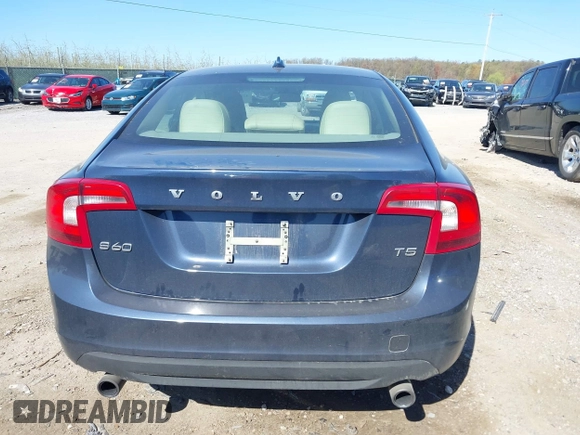 2013 Volvo S60 T5 Premier z VIN YV1612FS5D1202290, wystawiony jako IAAI lot #42042523 z przebiegiem 165 700 mil mil oraz . Historia ofert i sprzedaży dostępna na DreamBid. Obrazek 16.