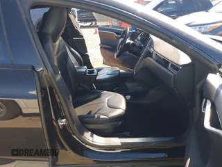 2015 Tesla Model S 85D z VIN 5YJSA1E24FF114180, wystawiony jako IAAI lot #41832583 z przebiegiem 152 008 mil mil oraz . Historia ofert i sprzedaży dostępna na DreamBid. Obrazek 5.