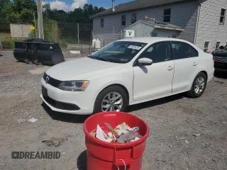 2014 Volkswagen Jetta SE z VIN 3VWD17AJ4EM265925, wystawiony jako Copart lot #63925425 z przebiegiem 135 347 mil mil oraz Czysty tytuł • Clean title. Historia ofert i sprzedaży dostępna na DreamBid. Obrazek 1.
