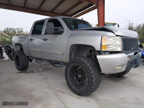 2010 Chevrolet Silverado 1500 LT with VIN 3GCRKSE30AG290298, listed as a IAAI auction lot 41657081 with 175,686 mi miles. Bid and sale history available at carsss.com. Image 1.