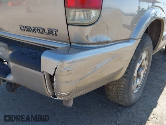 2003 Chevrolet Blazer LS z VIN 1GNDT13X63K146670, wystawiony jako IAAI lot #42200426 z przebiegiem 129 516 mil mil oraz . Historia ofert i sprzedaży dostępna na DreamBid. Obrazek 6.
