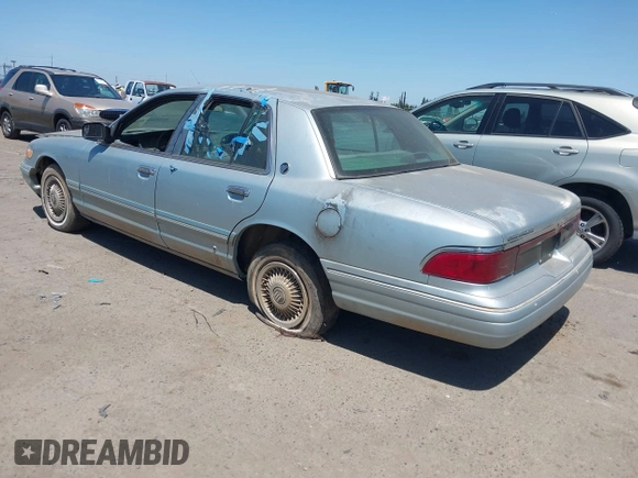 1996 Mercury Grand Marquis GS z VIN 2MELM74W3TX648820, wystawiony jako IAAI lot #42353201 z przebiegiem 125 063 mil mil oraz . Historia ofert i sprzedaży dostępna na DreamBid. Obrazek 3.