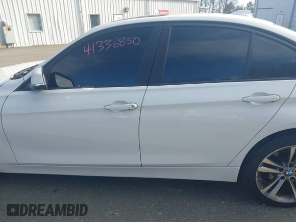 2015 BMW 3 Series 320i xDrive с VIN WBA3C3G55FNS75282, выставлен на аукционе IAAI как лот 41336850 с пробегом 120 856 миль миль и . История ставок и продаж доступна на DreamBid. Изображение 14.
