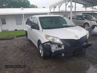 2014 Toyota Sienna L z VIN 5TDZK3DC9ES473780, wystawiony jako IAAI lot #42245274 z przebiegiem 203 060 mil mil oraz . Historia ofert i sprzedaży dostępna na DreamBid. Obrazek 1.