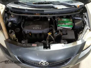 2009 Toyota Yaris z VIN JTDBT903391318992, wystawiony jako Copart lot #58753615 z przebiegiem 286 924 mil mil oraz Tytuł czysty. Historia ofert i sprzedaży dostępna na DreamBid. Obrazek 11.