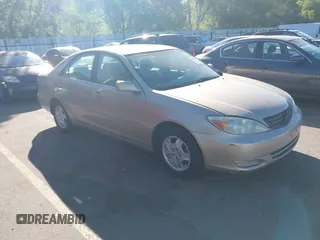 2002 Toyota Camry LE z VIN 4T1BE30K62U041737, wystawiony jako IAAI lot #42444639 z przebiegiem 188 931 mil mil oraz . Historia ofert i sprzedaży dostępna na DreamBid. Obrazek 1.