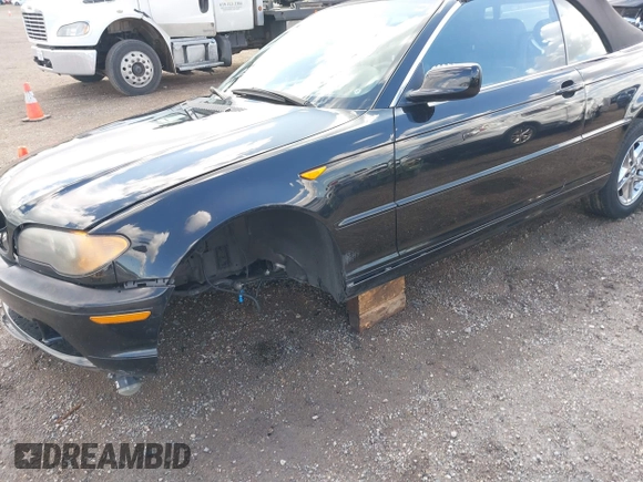 2004 BMW 3 Series 325Ci with VIN WBABW33424PL31311, listed as a IAAI auction lot 41733447 with 117,763 mi miles. Bid and sale history available at carsss.com. Image 6.