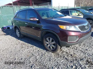 2013 Kia Sorento LX z VIN 5XYKTDA20DG381968, wystawiony jako IAAI lot #41539318 z przebiegiem 89 066 mil mil oraz . Historia ofert i sprzedaży dostępna na DreamBid. Obrazek 1.
