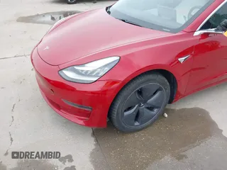 2018 Tesla Model 3 Long Range Battery z VIN 5YJ3E1EB8JF096249, wystawiony jako IAAI lot #42150031 z przebiegiem 70 981 mil mil oraz . Historia ofert i sprzedaży dostępna na DreamBid. Obrazek 6.