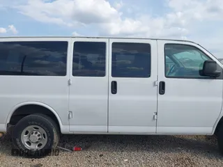 2008 Chevrolet Express Passenger z VIN 1GAGG25KX81197208, wystawiony jako IAAI lot #42022924 z przebiegiem Nie podano mil oraz . Historia ofert i sprzedaży dostępna na DreamBid. Obrazek 13.