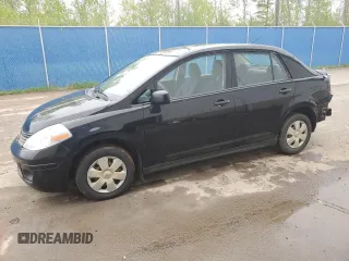 2009 Nissan Versa 1.6 z VIN 3N1CC11E99L439690, wystawiony jako Copart lot #57573945 z przebiegiem 237 314 mil mil oraz Szkody całkowita. Historia ofert i sprzedaży dostępna na DreamBid. Obrazek 1.