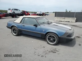 1988 Ford Mustang z VIN 1FABP44A1JF228656, wystawiony jako Copart lot #49451215 z przebiegiem 42 754 mil mil oraz Czysty tytuł • Clean title. Historia ofert i sprzedaży dostępna na DreamBid. Obrazek 4.
