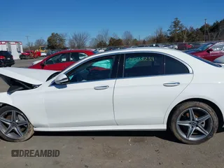 2019 Mercedes-Benz E 300 с VIN WDDZF4JB3KA515414, выставлен на аукционе IAAI как лот 38868239 с пробегом 61 449 миль миль и . История ставок и продаж доступна на DreamBid. Изображение 13.