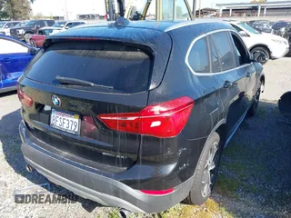 2018 BMW X1 sDrive28i z VIN WBXHU7C39J5L07129, wystawiony jako IAAI lot #41472014 z przebiegiem 56 486 mil mil oraz . Historia ofert i sprzedaży dostępna na DreamBid. Obrazek 4.