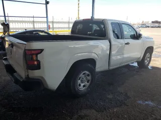 2023 Nissan Frontier S z VIN 1N6ED1CL5PN626787, wystawiony jako Copart lot #57872105 z przebiegiem 41 454 mil mil oraz Czysty tytuł • Clean title. Historia ofert i sprzedaży dostępna na DreamBid. Obrazek 3.