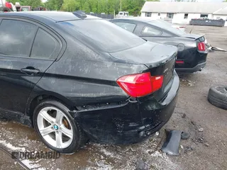 2013 BMW 3 Series 320i xDrive с VIN WBA3C3C55DF982704, выставлен на аукционе IAAI как лот 42129268 с пробегом 112 318 миль миль и . История ставок и продаж доступна на DreamBid. Изображение 6.