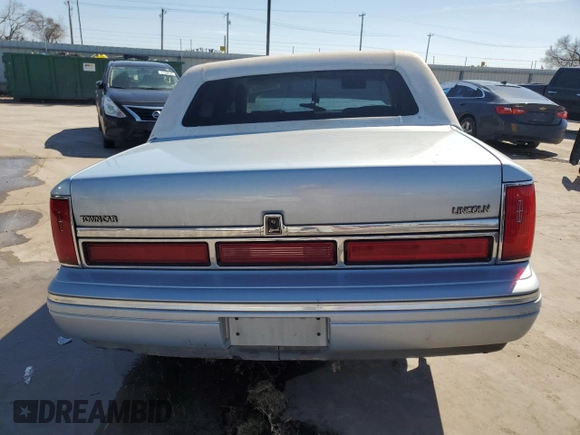 1997 Lincoln Town Car Signature z VIN 1LNLM82W2VY637722, wystawiony jako Copart lot #46865555 z przebiegiem Nie podano mil oraz Szkody całkowita. Historia ofert i sprzedaży dostępna na DreamBid. Obrazek 6.