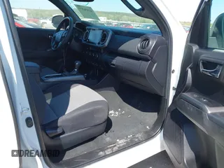 2023 Toyota Tacoma SR z VIN 3TYCZ5AN5PT151681, wystawiony jako IAAI lot #41936577 z przebiegiem 30 056 mil mil oraz . Historia ofert i sprzedaży dostępna na DreamBid. Obrazek 5.