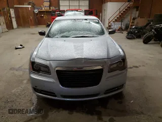 2013 Chrysler 300 S z VIN 2C3CCAGG8DH599569, wystawiony jako Copart lot #43560255 z przebiegiem 135 966 mil mil oraz Czysty tytuł • Clean title. Historia ofert i sprzedaży dostępna na DreamBid. Obrazek 5.