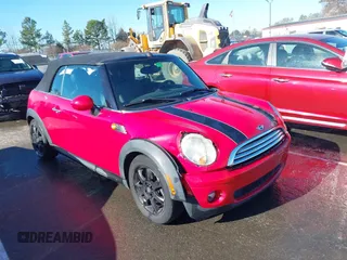 2009 MINI Convertible z VIN WMWMR33569TU95961, wystawiony jako IAAI lot #41689845 z przebiegiem 107 934 mil mil oraz . Historia ofert i sprzedaży dostępna na DreamBid. Obrazek 1.