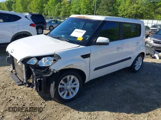 2013 Kia Soul + z VIN KNDJT2A69D7555715, wystawiony jako IAAI lot #42044741 z przebiegiem 127 326 mil mil oraz . Historia ofert i sprzedaży dostępna na DreamBid. Obrazek 2.