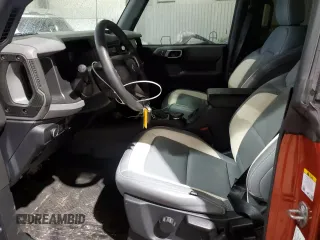 2022 Ford Bronco z VIN 1FMDE5BH9NLB59829, wystawiony jako Copart lot #43085555 z przebiegiem 16 727 mil mil oraz Czysty tytuł • Clean title. Historia ofert i sprzedaży dostępna na DreamBid. Obrazek 7.